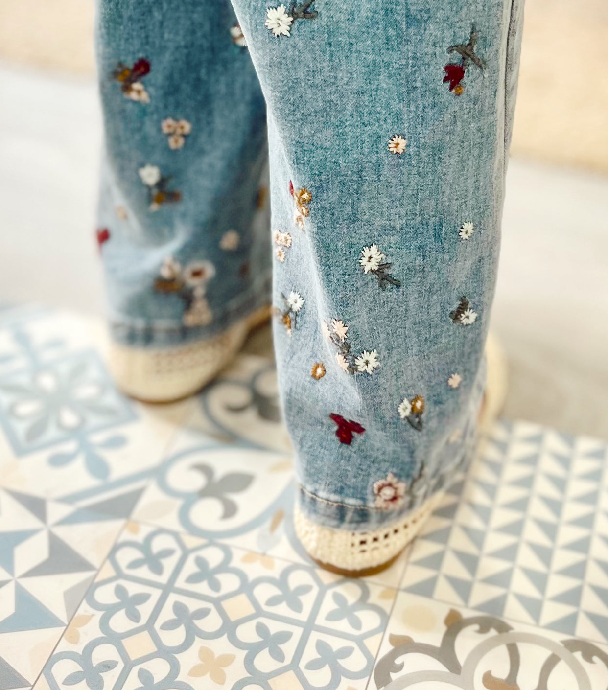 Vaquero Flores Bordadas